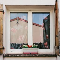 Des cadres singuliers : La fenêtre de chez Mme B, accompagnée par Lot Aide à Domicile à Lalbenque | Soichet, Hortense. Artiste